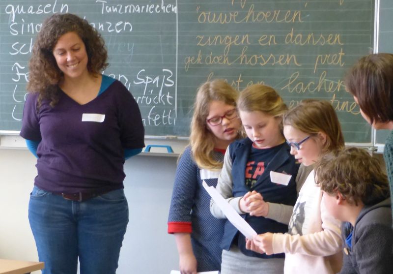 Klasse mit deutsch-niederlaendischen Vokabeln an der Tafel