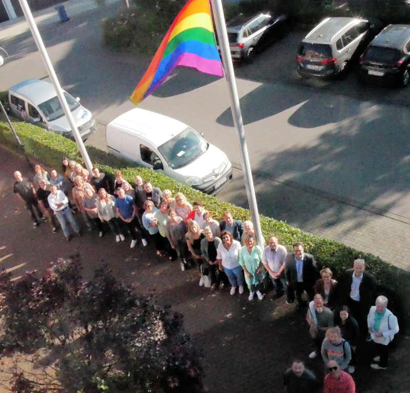 Mitarbeiter unter der Regenbogenflagge