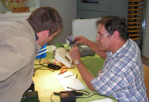 Wolfgang Kossek w�hrend eines Reparatur-Workshops